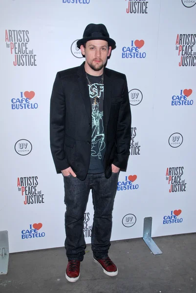 Joel madden at the artists for peace and justice "artists for haiti" benefit, track 16 gallery, santa monica, ca. 28.01. — Stockfoto
