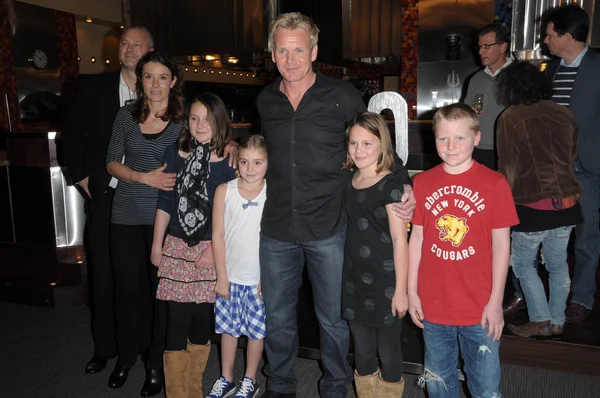 Gordon ramsay und familie bei der Feier zum 100. Jahrestag der 'Höllenküche', hell 's kitchen set, culver city, ca. 19.02. — Stockfoto