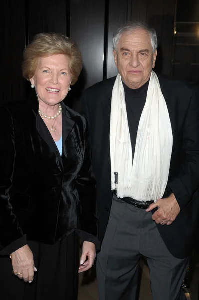 Garry Marshall y su esposa Barbara en el 18 Anual "Una noche en Sardi — Foto de Stock
