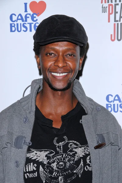 Edi Gathegi alla mostra Artists for Peace and Justice "Artists for Haiti", Track 16 Gallery, Santa Monica, CA. 01-28-10 — Foto Stock