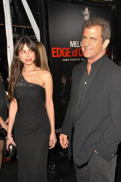 Mel Gibson i Oksana Grigorieva na "skraju ciemności" Los Angeles Premiere, Teatr chiński, Hollywood, CA. 01-26-10 — Zdjęcie stockowe