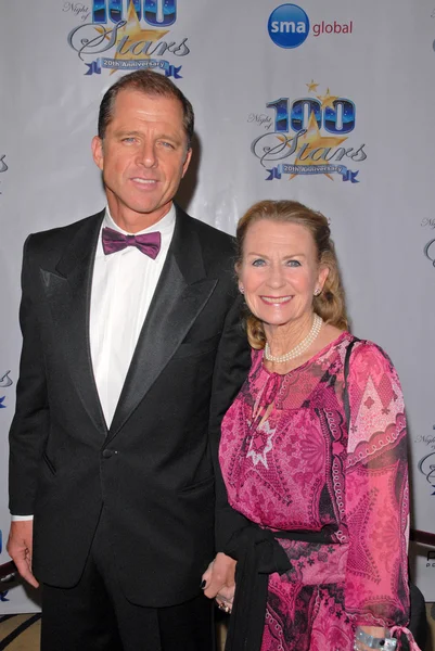 Maxwell Hexenkessel und Julia Mühlen bei der Nacht der 100 Sterne oscar viewing party 2010, beverly hills hotel, beverly hills, ca. 03-07-10 — Stockfoto