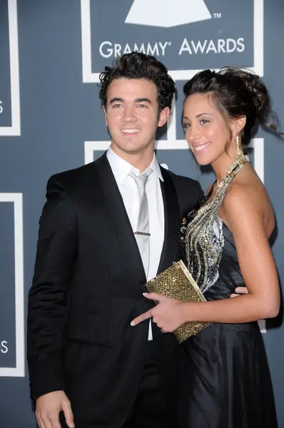 Kevin Jonas und seine Frau bei der 52. jährlichen Verleihung der Grammys - Arrivals, Heftklammern Center, los angeles, ca. 31.01.10 — Stockfoto