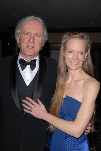 James Cameron e Suzy Amis no 62nd Annual DGA Awards - Arrivals, Hyatt Regency Century Plaza Hotel, Century City, CA. 01-30-10 — Fotografia de Stock