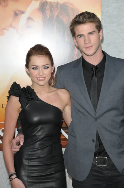 Miley Cyrus y Liam Hemsworth en el estreno mundial de "The Last Song". Arclight, Hollywood, CA. 03-25-10 — Foto de Stock