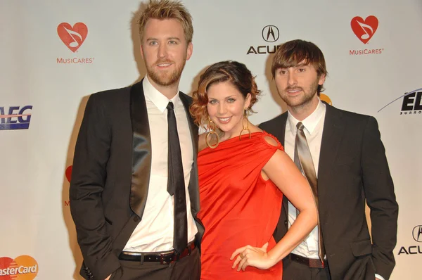 Charles kelley, hillary scott und dave haywood bei der musicares person of the year hommage an neil young, los angeles convention center, los angeles, ca. 29.01. — Stockfoto