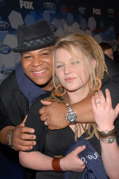 Crystal bowersox und michael lynche bei fox 's "american idol" top 12 finalisten party, industrie, west hollywood, ca. 11-03-10 — Stockfoto