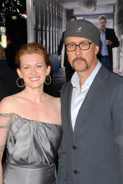 Alan ruck och mireille enos vid extraordinära åtgärder los angeles premiären, kinesiska theater, hollywood, ca. 01-19-10 — Stockfoto