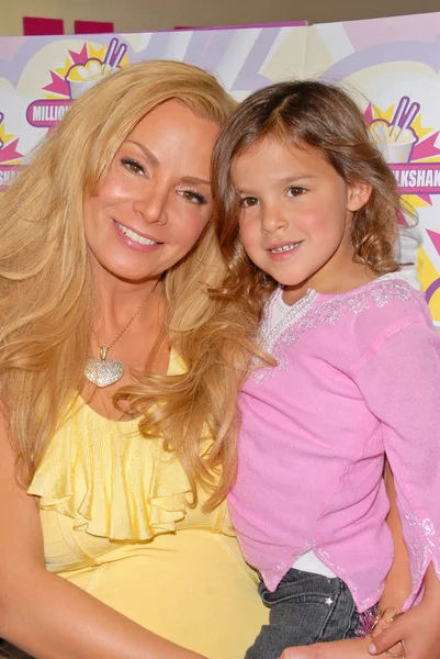 Cindy Margolis and daughter Sabrina — Stock Photo, Image