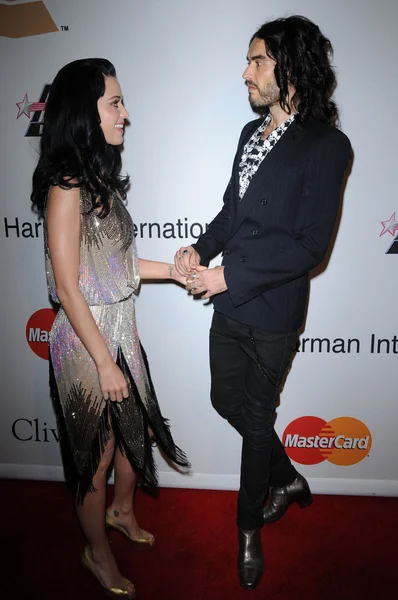 Katy perry en russell merk aan de opname Academie en clive davis presenteren de 2010 pre-grammy gala - eerbetoon aan pictogrammen, beverly hilton hotel, beverly hills, ca. 01-30-10 — Stockfoto