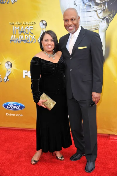 Chandra Wilson ja James Pickens Jr. . — kuvapankkivalokuva