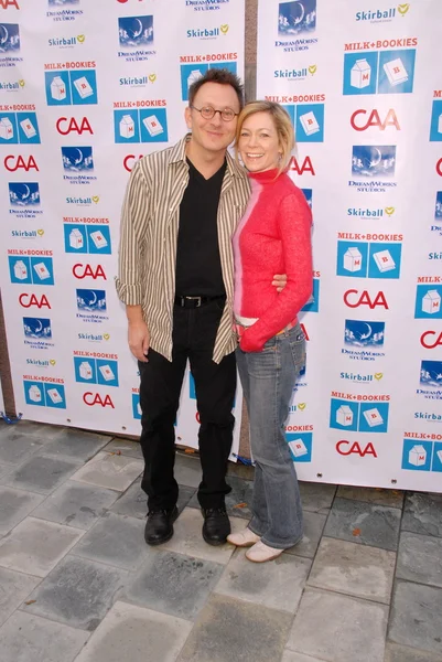 Michael Emerson y Carrie Preston en la Primera Celebración Anual de la Hora de la Historia organizada por Milk and Bookies, Skirball Cultural Center, Los Angeles, CA. 02-28-10 — Foto de Stock