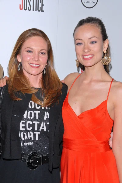 Diane lane und olivia wilde bei den artists for peace and justice "artists for haiti" benefit, track 16 gallery, santa monica, ca. 28.01. — Stockfoto