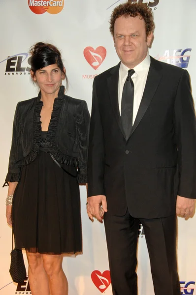 John C. Reilly e sua esposa Alison Dickey no 2010 MusiCares Person Of The Year Tribute To Neil Young, Los Angeles Convention Center, Los Angeles, CA. 01-29-10 — Fotografia de Stock