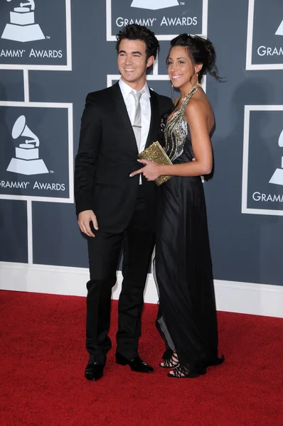 Kevin Jonas und seine Frau bei der 52. jährlichen Verleihung der Grammys - Arrivals, Heftklammern Center, los angeles, ca. 31.01.10 — Stockfoto