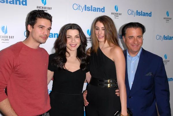 Steven Strait, Julianna Margulies, Dominik Garcia-Lorido e Andy Garcia — Fotografia de Stock