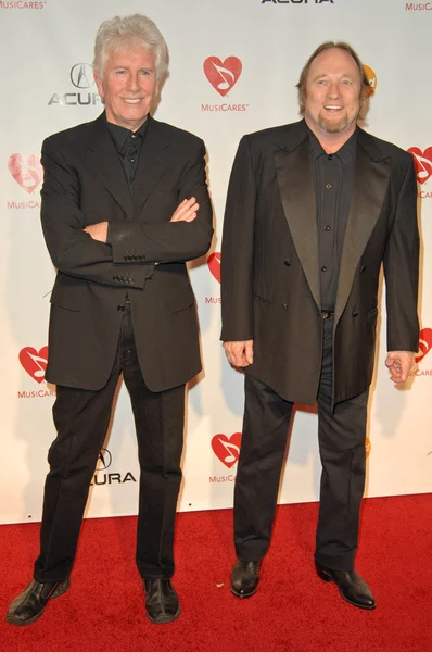 Graham Nash ja Stephen Stills on 2010 MusiCares Vuoden henkilö kunnianosoitus Neil Young, Los Angeles Convention Center, Los Angeles, CA. 01- 29-10 — kuvapankkivalokuva
