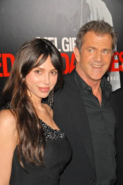 Mel Gibson y Oksana Grigorieva en el "Edge Of Darkness" Los Angeles Premiere, Chinese Theater, Hollywood, CA. 01-26-10 — Foto de Stock