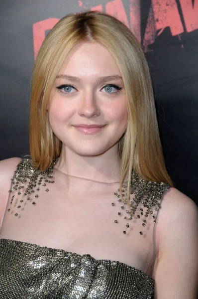 Dakota Fanning w "Runaways" Los Angeles premiera, wiązał, Hollywood, Ca. 03-11-10 — Zdjęcie stockowe