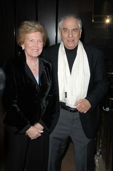 Garry Marshall e sua esposa Barbara no décimo oitavo anual "A Night at Sardi 's", beneficiando a Associação de Alzheimer, Beverly Hilton, Beverly Hills, CA. 03-18-10 — Fotografia de Stock