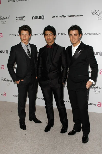 Nick Jonas, Joe Jonas y Kevin Jonas en la 18ª edición de la Elton John AIDS Foundation Oscar Viewing Party, Pacific Design Center, West Hollywood, CA. 03-07-10 — Foto de Stock