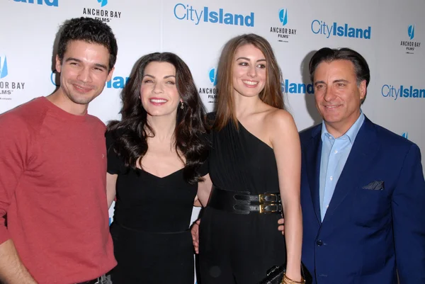 Steven Strait, Julianna Margulies, Dominik Garcia-Lorido et Andy Garcia — Photo