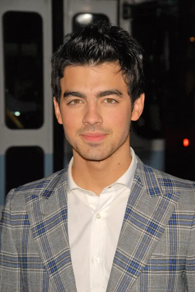 Joe jonas am "rand der finsternis" los angeles premiere, chinesisches theater, hollywood, ca. 26.01. — Stockfoto