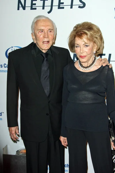 Kirk y Anne Douglas en el beneficio "Una tarde inolvidable" del Fondo de Investigación del Cáncer de Mujeres del EIF, Beverly Wilshire Four Seasons Hotel, Beverly Hills, CA. 01-27-10 —  Fotos de Stock