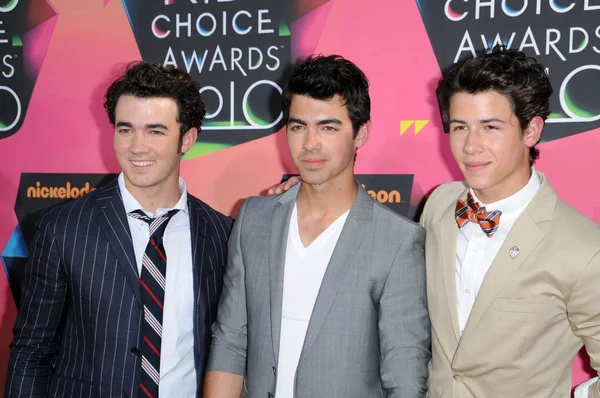 Kevin Jonas, Joe Jonas, Nick Jonas at the Nickelodeon's 23rd Annual Kids' Choice Awards, UCLA's Pauley Pavilion, Westwood, CA 03-27-10 — Stock Photo, Image