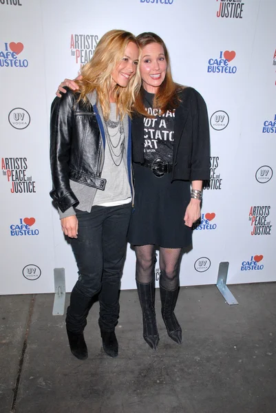 Maria Bello y Diane Lane en el beneficio Artistas por la Paz y la Justicia "Artistas por Haití", Track 16 Gallery, Santa Monica, CA. 01-28-10 — Foto de Stock