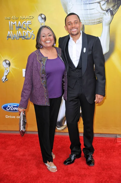 Hill harper et la maman à la 41ème naacp image awards - arrivées, sanctuaire auditorium, los angeles, ca. 26/02/10 — Photo