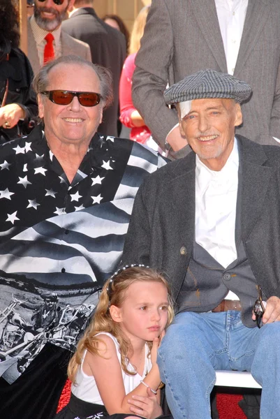 Jack Nicholson, Dennis Hopper y su hija Galen en la ceremonia de inducción del Paseo de la Fama de Hollywood para Dennis Hopper, Hollywood Blvd., Hollywood, CA. 03-26-10 — Foto de Stock