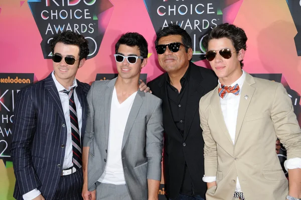 Kevin Jonas, Joe Jonas, George Lopez, Nick Jonas — Foto de Stock