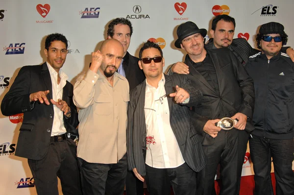 Ozomatli w osobie Musicares 2010 roku hołdzie Neil Young, Los Angeles Convention Center, w Los Angeles, Ca. 01-29-10 — Zdjęcie stockowe