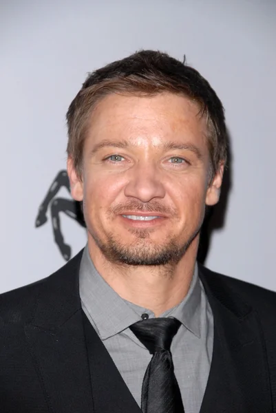 Jeremy renner på ferrari 458 italia ger medel för haiti lättnad, fleur de lys, los angeles, ca. 03-18-10 — Stockfoto