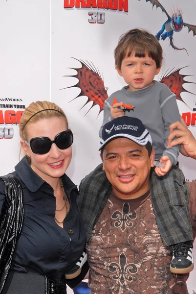 Carlos Mencia and family — Stock Photo, Image
