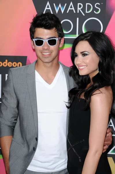 Joe Jonas and Demi Lovato at the Nickelodeon's 23rd Annual Kids' Choice Awards, UCLA's Pauley Pavilion, Westwood, CA 03-27-10 — Stock Photo, Image