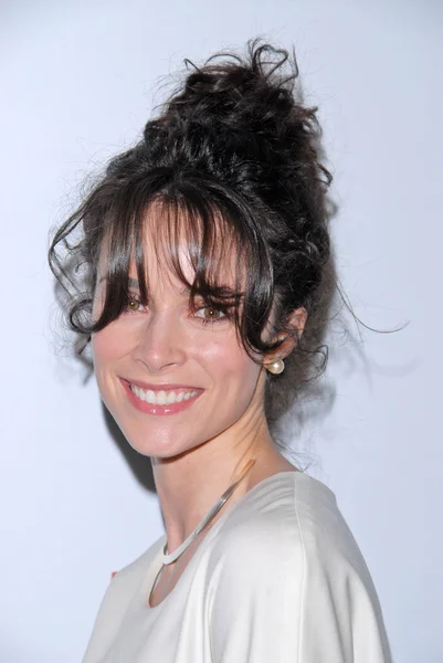 Abigail spencer bei den artists for peace and justice artists for haiti benefit, track 16 gallery, santa monica, ca. 28.01. — Stockfoto