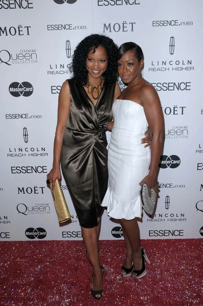 Garcelle beauvais-nilon und tichina arnoldat the 3rd annual essence black women in hollywood lunch, beverly hills hotel, beverly hills, ca. 03-04-10 — Stockfoto