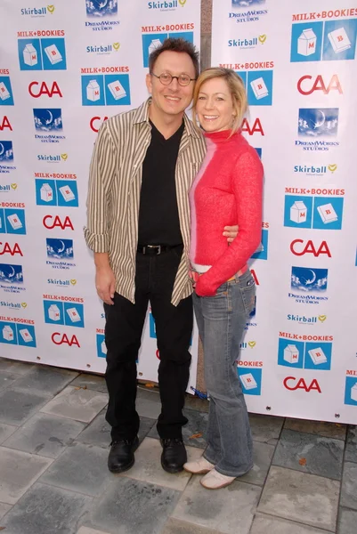 Michael Emerson y Carrie Preston en la Primera Celebración Anual de la Hora de la Historia organizada por Milk and Bookies, Skirball Cultural Center, Los Angeles, CA. 02-28-10 — Foto de Stock