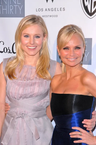 Kristen Bell and Kristin Chenoweth at the Geffen Playhouses Annual Fundraiser "Backstage At The Geffen" Gala, Geffen Playhouse, Westwood, CA. 03-22-10 — Stock Photo, Image