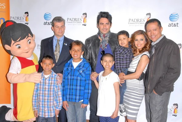 Eva Longoria Parker, Yancey Arias and Beto Cuevas at the celebration of AT&T One Million total donation to PADRES Contra El Cancer, AT&T, Burbank, CA. 03-20-10 — Stock fotografie