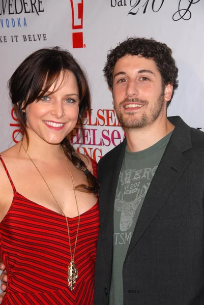 Jenny mollen und jason biggs bei der buchvorstellungsparty für "chelsea chelsea bang bang" von chelsea handler, bar 210, beverly hills, ca. 17-03-10 — Stockfoto