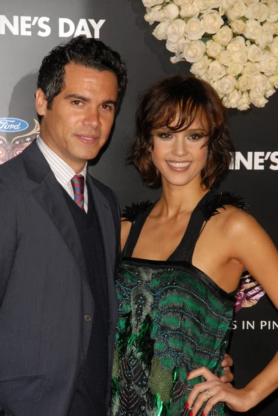 Cash warren und jessica alba bei der "valentine 's day" -uraufführung, chinesisches theater, hollywood, ca. 08-02-10 — Stockfoto