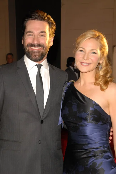 Jon hamm és jennifer westfeldt a 16 éves képernyő színész guild awards érkezők, szentély auditorium, los angeles, ca. 01-23-10 — Stock Fotó