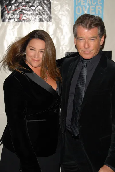 Keely Shaye Smith e Pierce Brosnan no Peace Over Violence 38th Annual Humanitarian Awards, Beverly Hills Hotel, Beverly Hills, CA. 11-06-09 — Fotografia de Stock