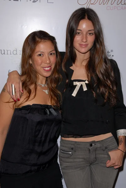 Maria paz navales und caroline d 'amore bei der undrest pop shop grand opening event, undrest pop shop, los angeles, ca. 09.12.11 — Stockfoto