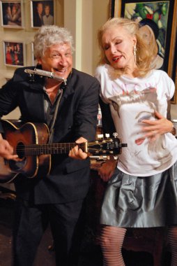 julie newmar ve Smokey km