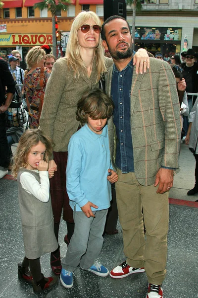 Laura Dern con Ben Harper y los niños —  Fotos de Stock