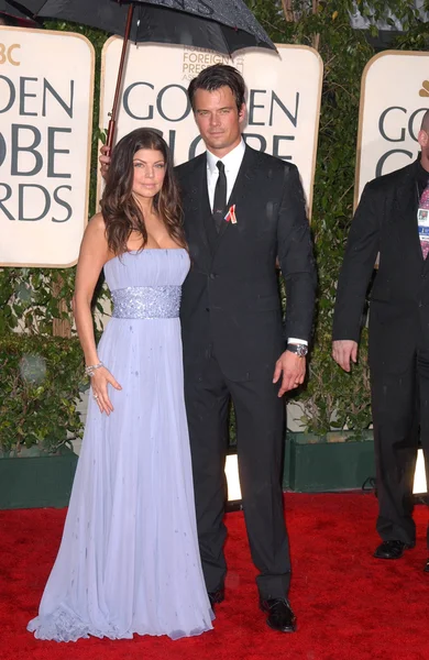 Fergie and Josh Duhamel at the 67th Annual Golden Globe Awards, Beverly Hilton Hotel, Beverly Hills, CA. 01-17-10 — 图库照片